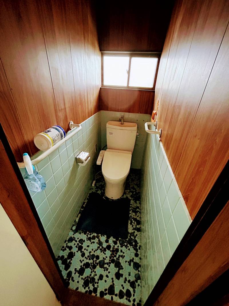 ウォシュレット付きの水栓トイレです。