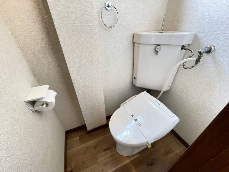 独立トイレ：温水洗浄便座、スマホの置ける紙巻器。