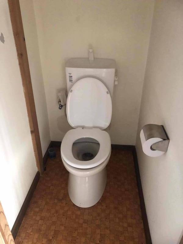 独立トイレは広々、ほとんど無使用です！