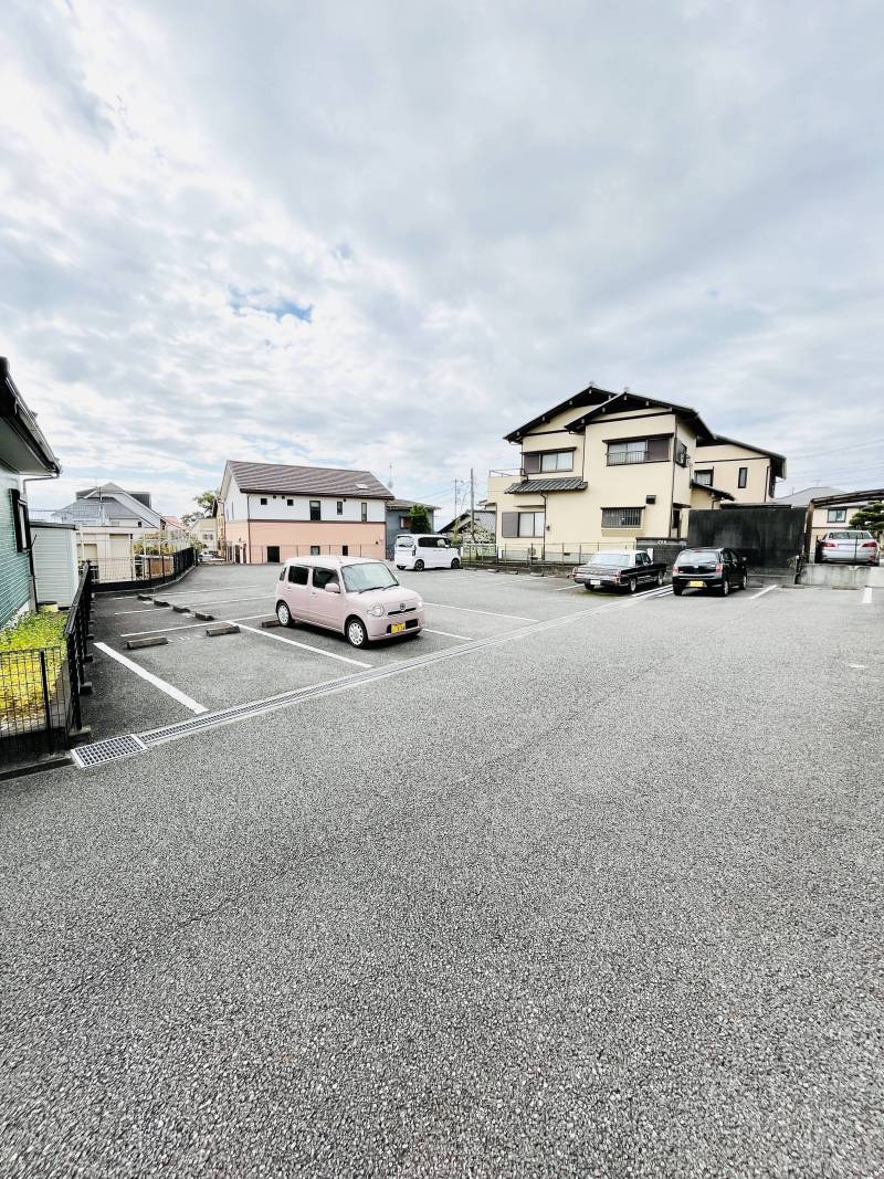 敷地内駐車場は3300円です♪