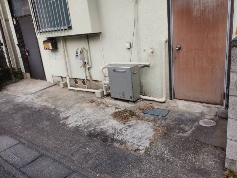 側溝を少しはみ出しますが普通車も駐車可能。