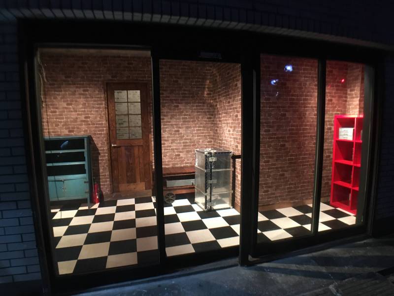 夜のガレージ。ブラインドとシャッターも付いています。