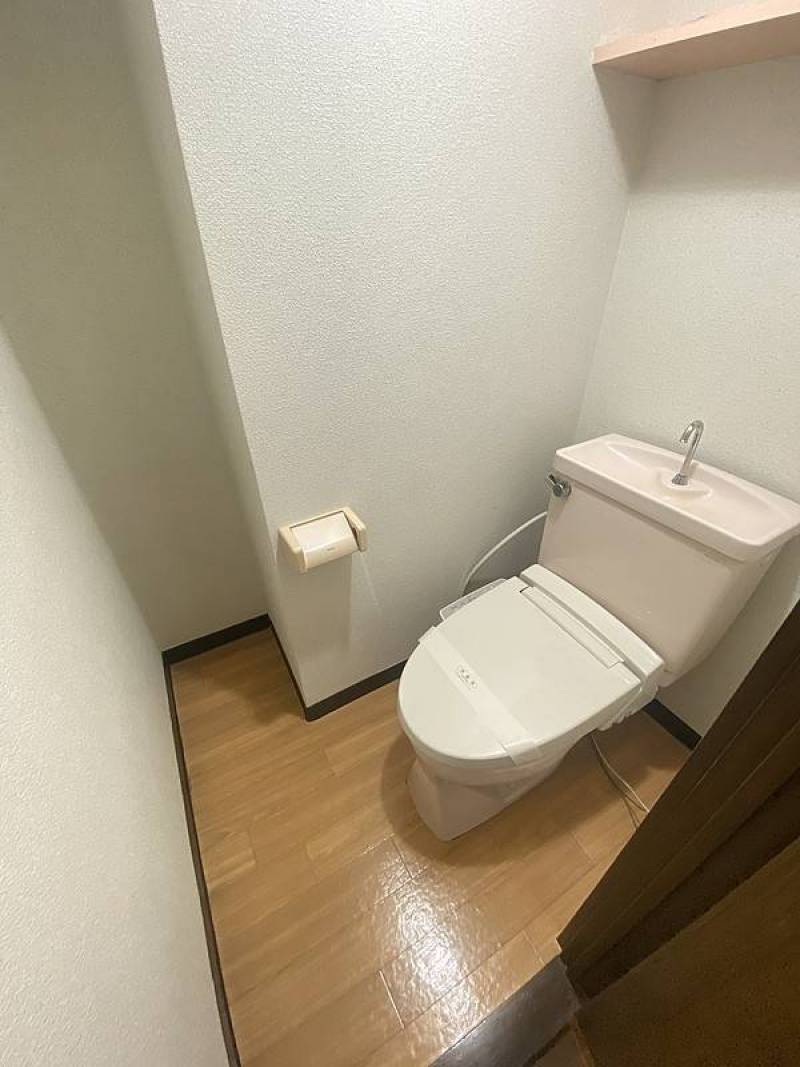 温水洗浄便座付きの清潔なトイレ