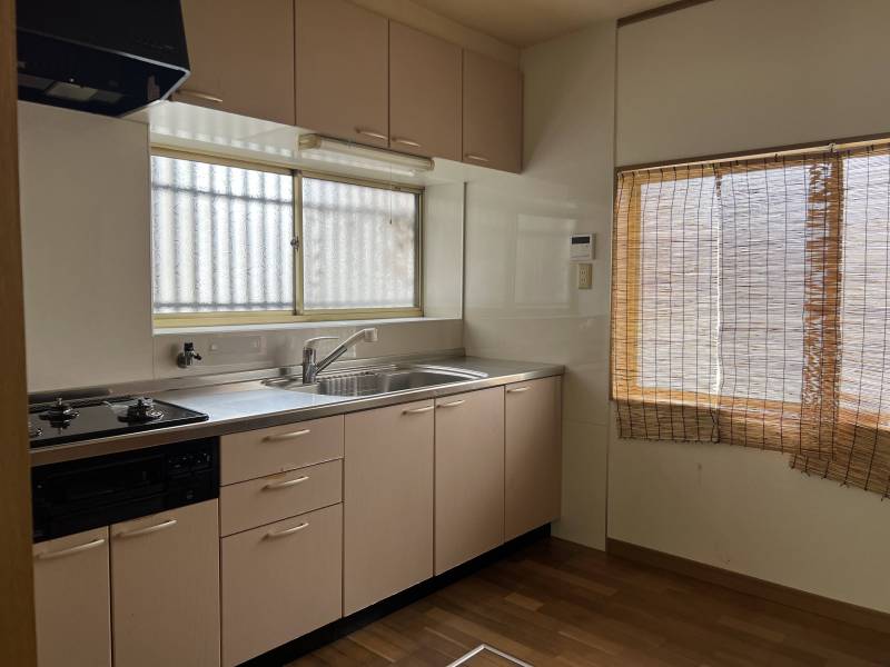 3口コンロのシステムキッチン、壁紙張り替え済み