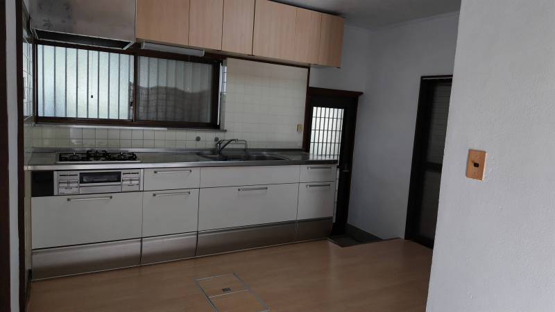 システムキッチン（三口のガスコンロは新調）