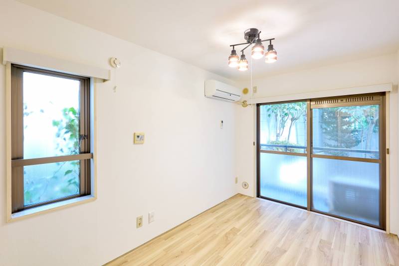 壁・床貼り換えたばかりのリビング