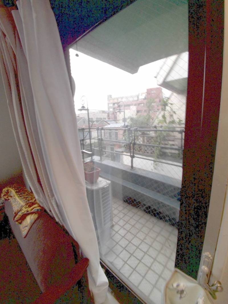 小さなベランダがついています