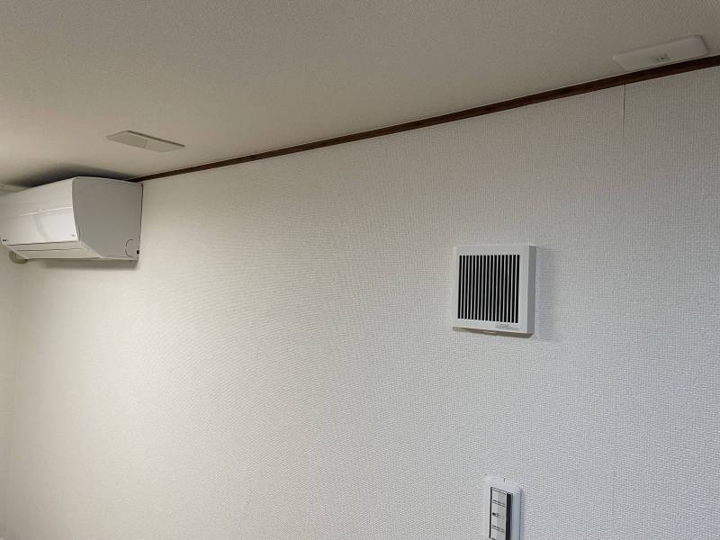 換気扇と天井下LANポート