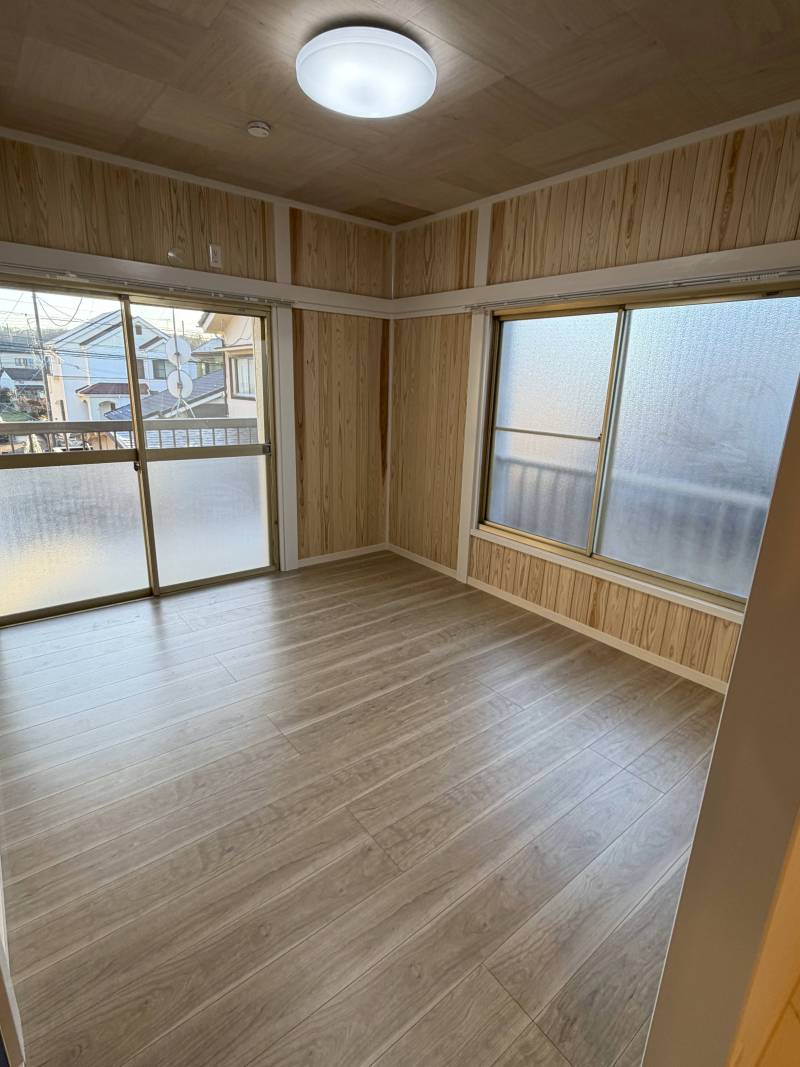 木の温もりを感じられる寝室で日当たり良好