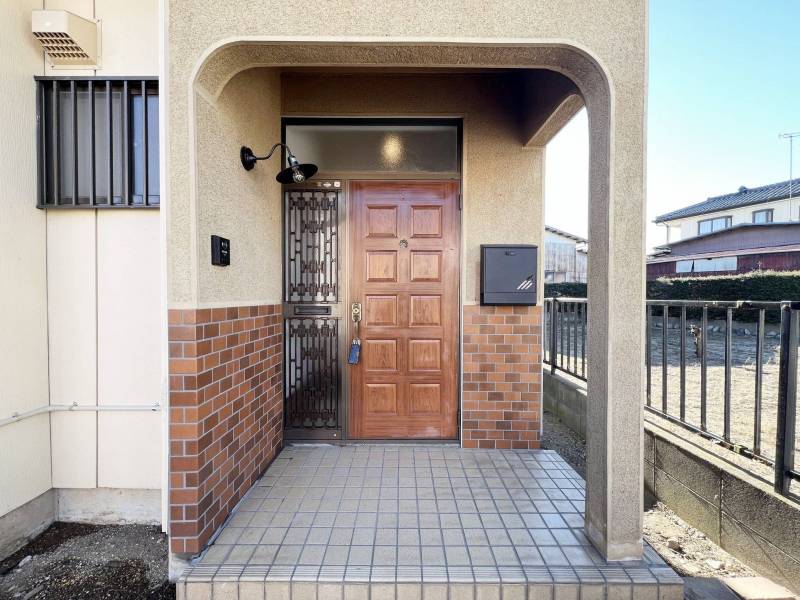 インターフォン・ポスト・玄関灯は新設です。