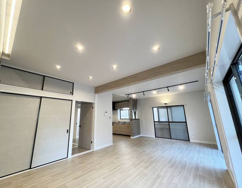 こだわりの照明設備が映える20帖の広々LDKです。