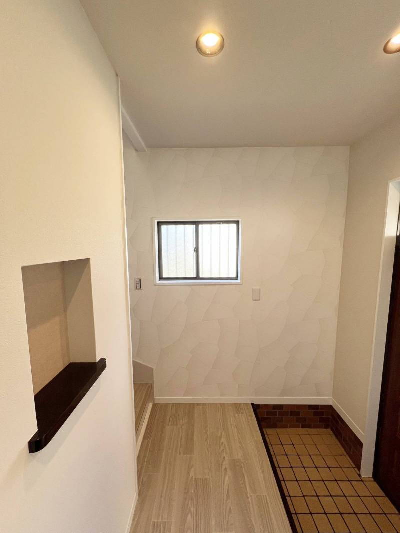 玄関ではお洒落なニッチが出迎えます。