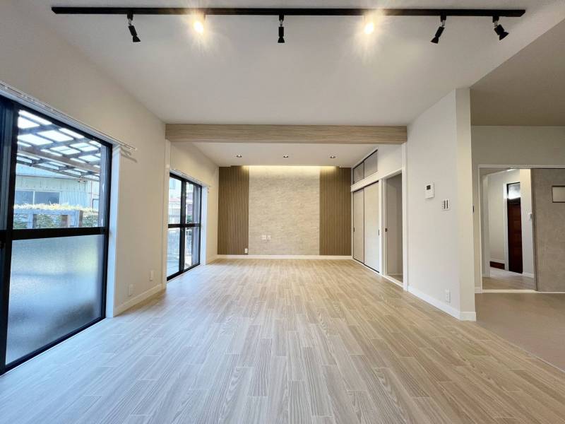 リビングのTV置場は間接照明とアクセントクロスがポイントです