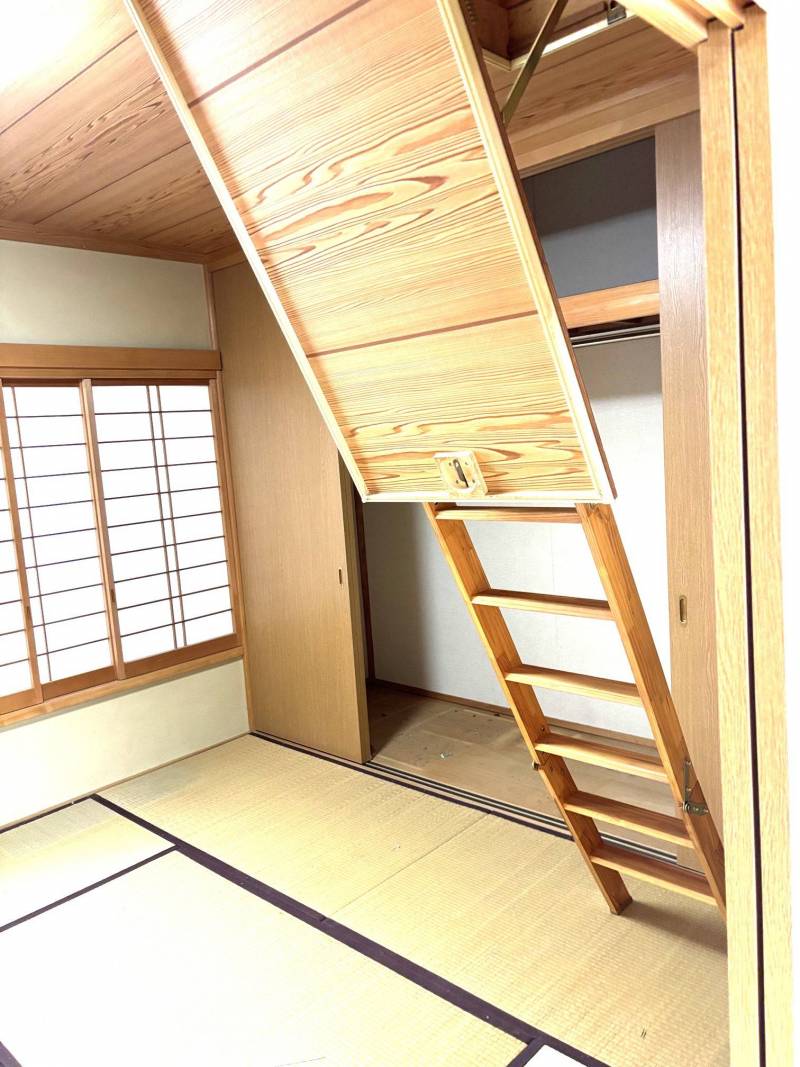屋根裏収納への梯子です！