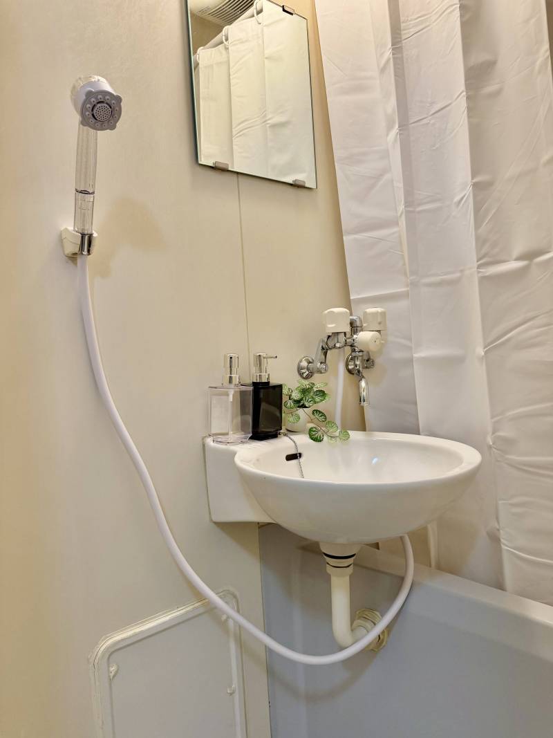カーテンで仕切って、トイレバス分離。