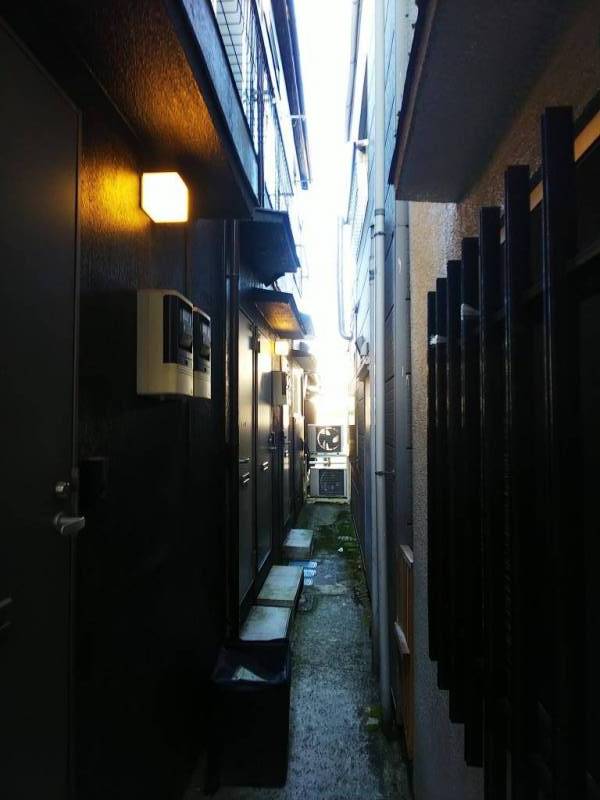 夜間も電灯があるので不便はありません。