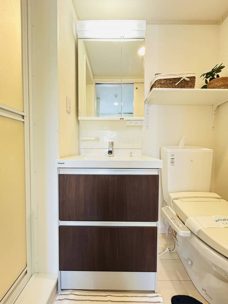 独立洗面台付き！身支度も快適、お洒落な空間です。