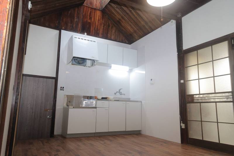 天窓のある落ち着いた雰囲気のダイニングです♪