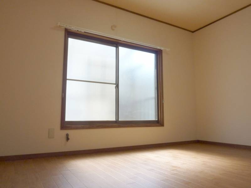 2F洋室　南向きで昼間はとても明るいです