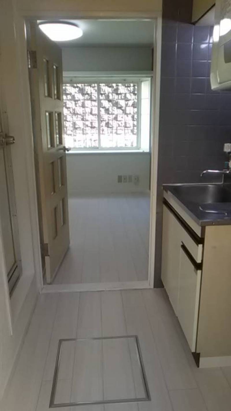 玄関から部屋