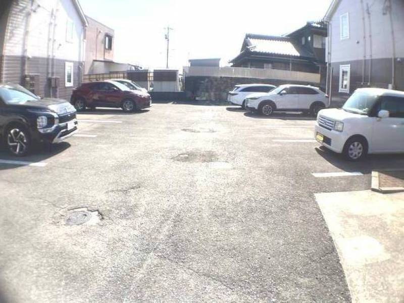 広い駐車場に現在3台分空きあり！
