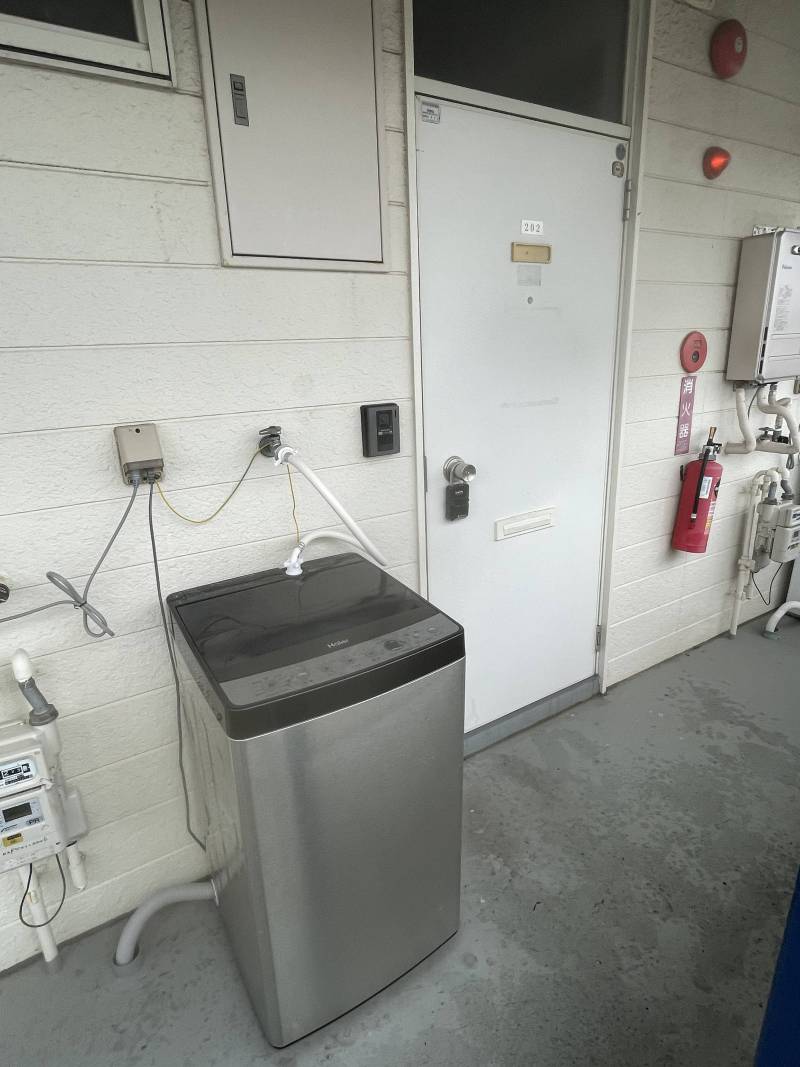 玄関横に洗濯機を設置しています。