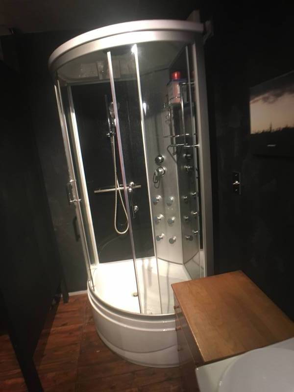 シャワールーム。少しならお湯を溜めることもできます。