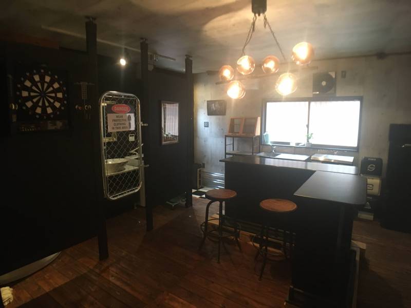 左手は洗面・シャワー・洗濯スペースを仕切るパーティション。