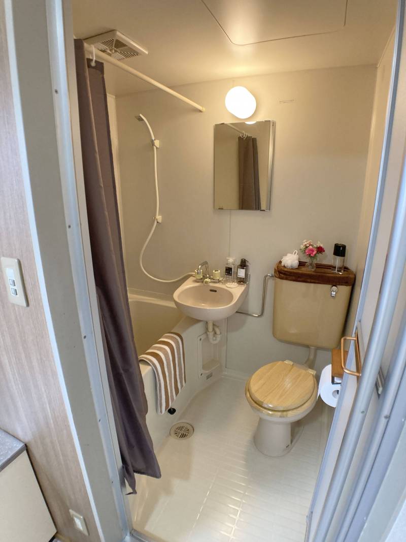 便座・シャワーカーテン・トイレットホルダー(スマホ置き）新設