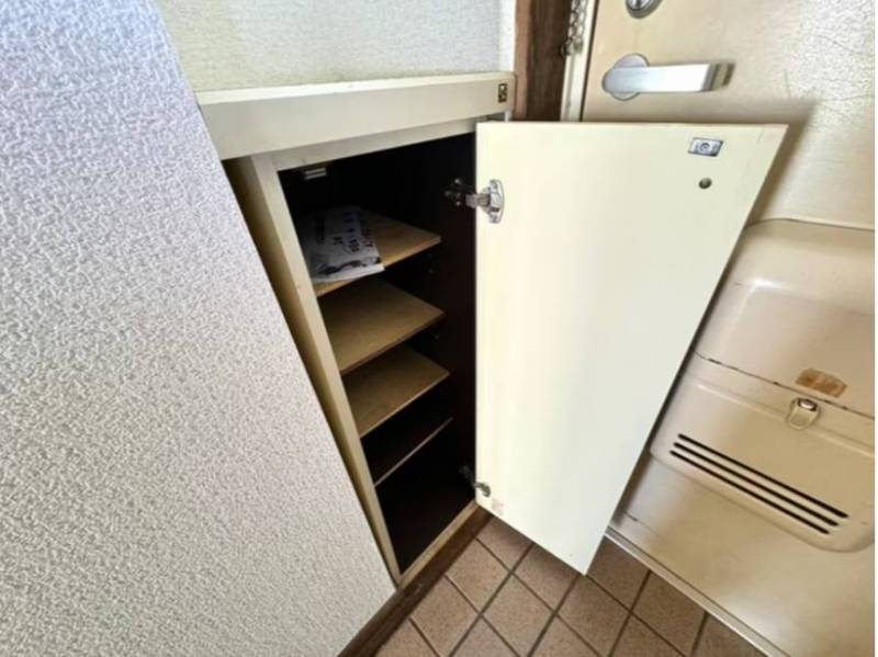 玄関横のシューズボックスです