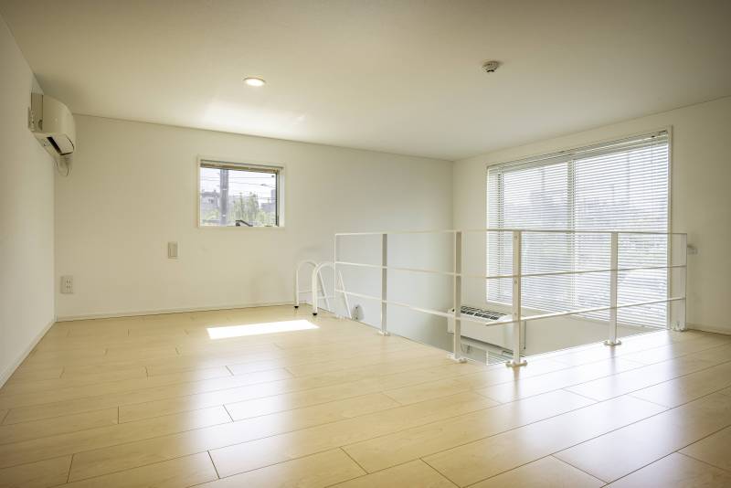 ロフトは寝室に十分な広さ。ダブルベットも置けます。