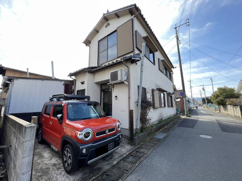駐車場付き！お車2台持ちの方はすぐ近くに月極あり。