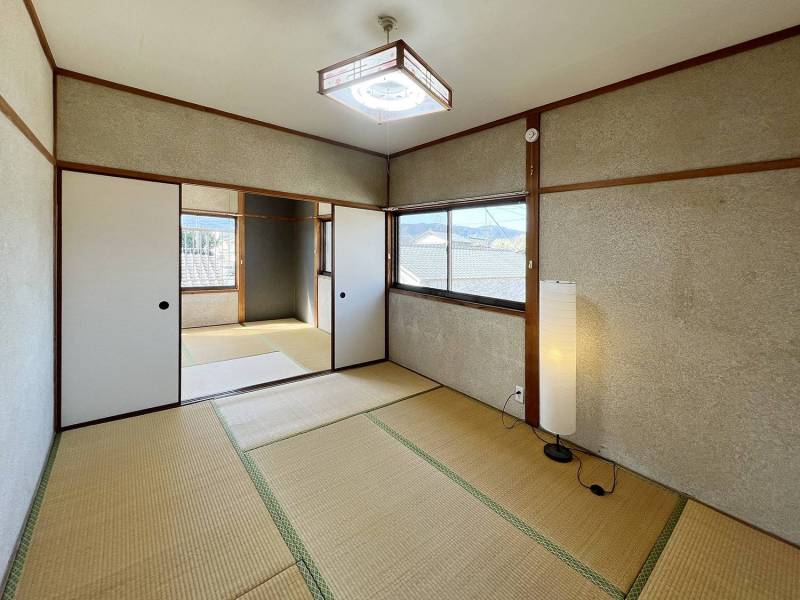 二間続きの広々和室。もちろん日当たり良好！