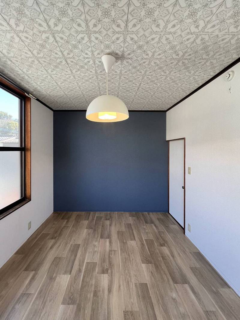 アクセントクロスがオシャレな2階洋間はリフォームしたばかり！