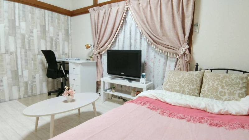 セミダブルベッドなので広々ゆっくりお休みになれます。