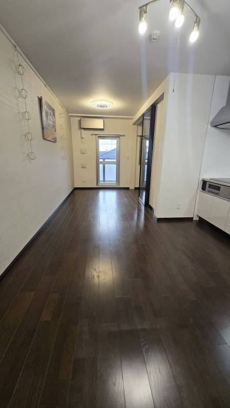 床はシックなブラウンのフローリング