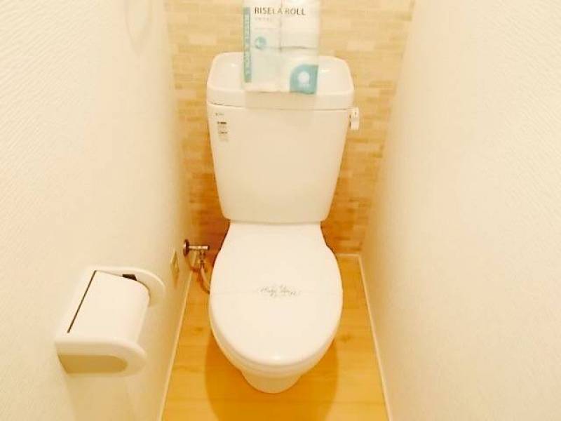 温水洗浄便座を追加いたしました！
（写真は設置前です。）