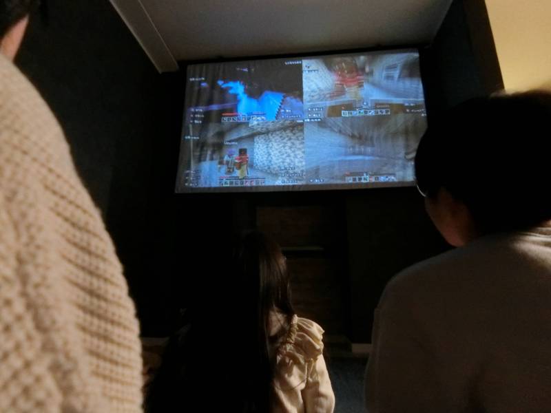 迫力の大画面。
100インチシアタールーム。