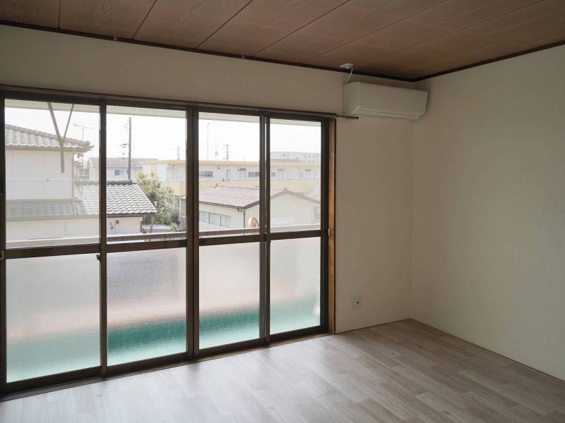 南側リビングはリフォーム済み。