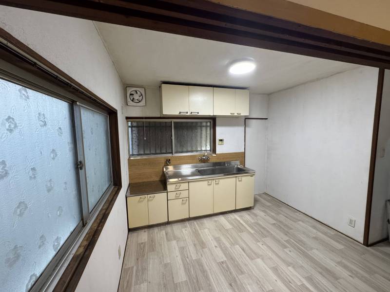 キッチンはかなり広め
（修繕後）