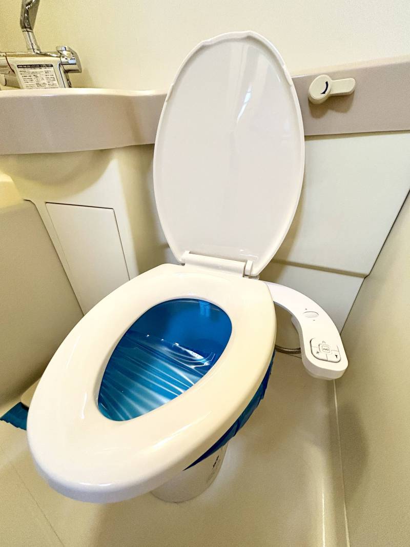 トイレは嬉しい水圧式洗浄便座が付いています♪