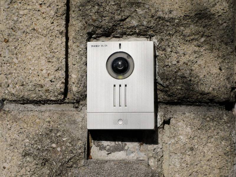来訪者の顔や声をしっかりと確認できるワイヤレス親機付ドアホン