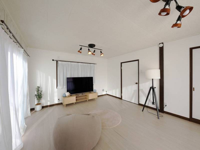 陽光が南と西から一日中届く10畳のゆったり収納付きリビング。