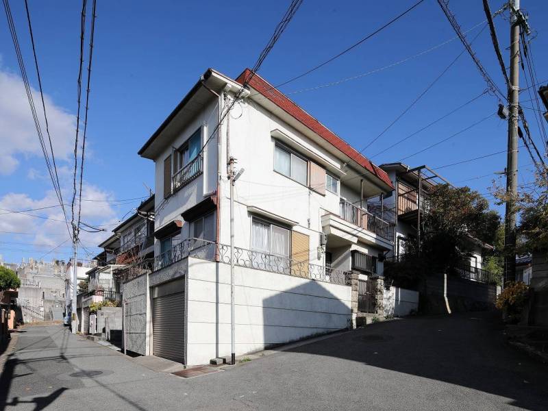 南西角地で建物全体にたっぷり届く陽光と通風に優れた立地です