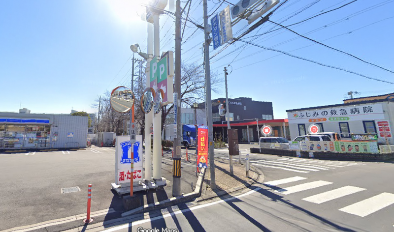 徒歩２分にローソンとふじみの救急病院があります。