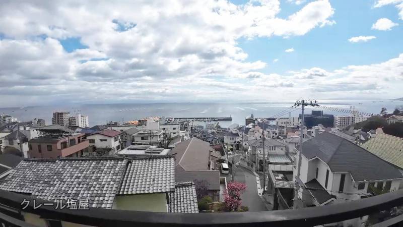 ベランダからは素晴らしい眺望が広がり、海を一望できます。