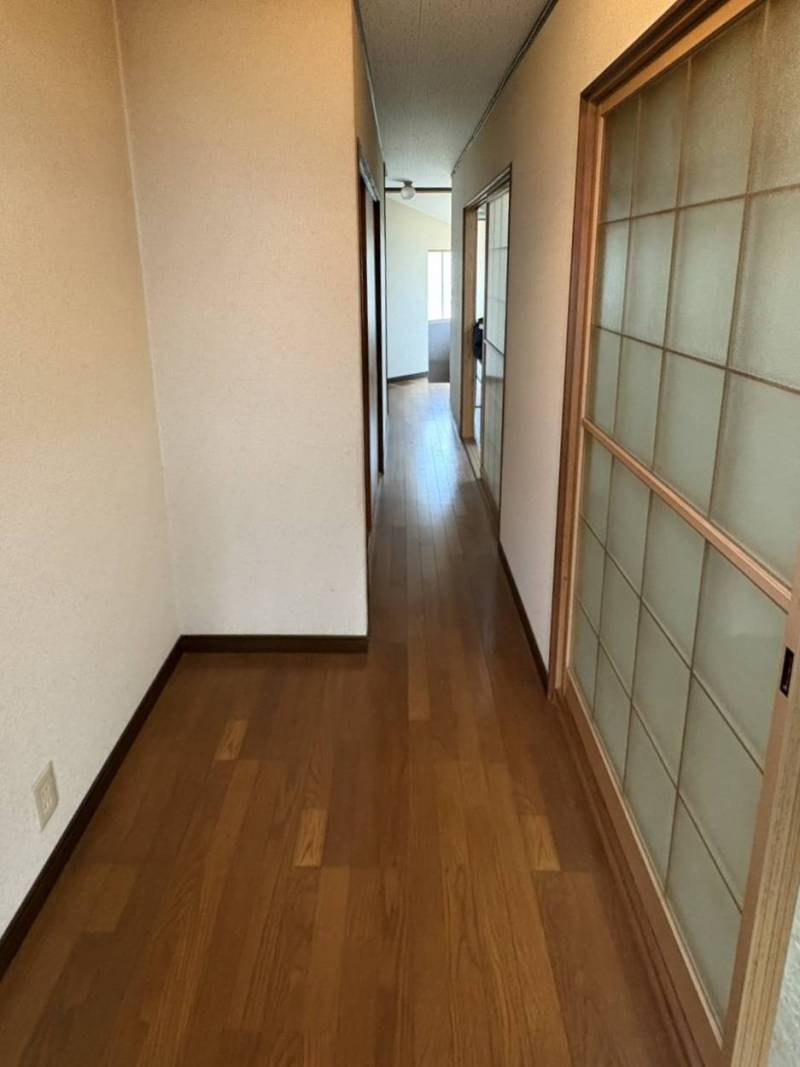 フローリング貼りの廊下