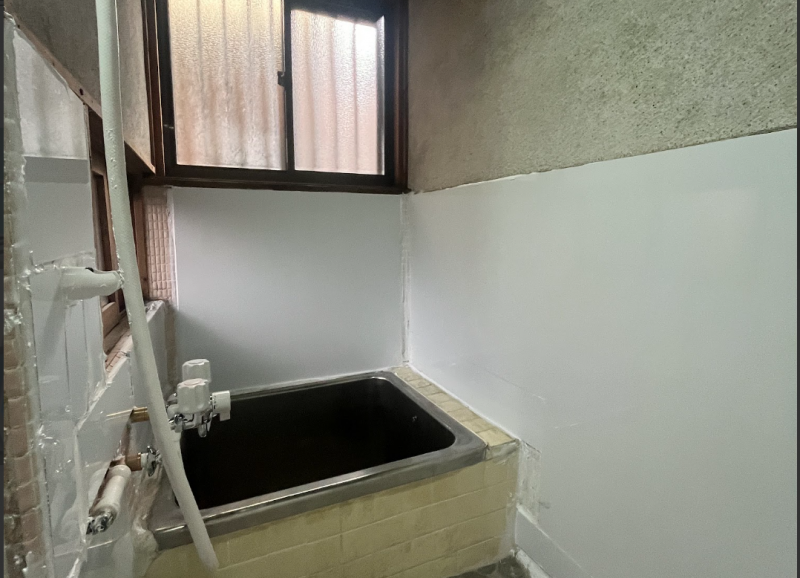 シャワー付き浴室。シンプルで掃除しやすい造り。