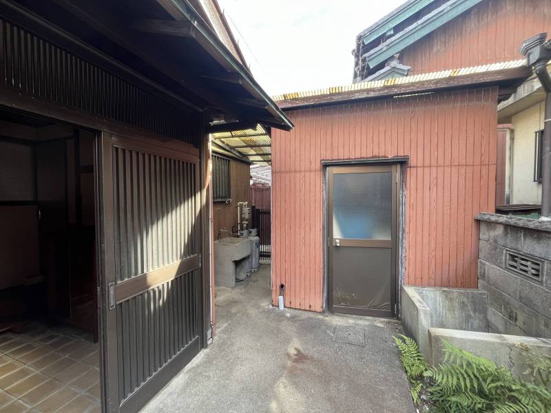 屋外物置あり。工具やアウトドア用品の収納に便利。