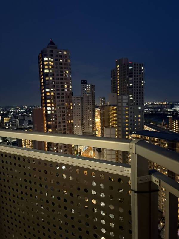 ベランダからの都会的な夜景にうっとり